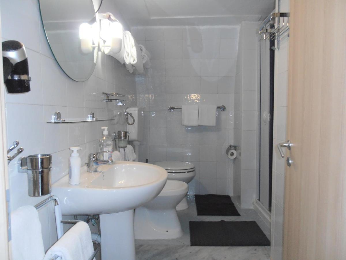 La Residenza Napoli Chiaia Short Let Apartment Superior Via Chiaia 82 Buitenkant foto