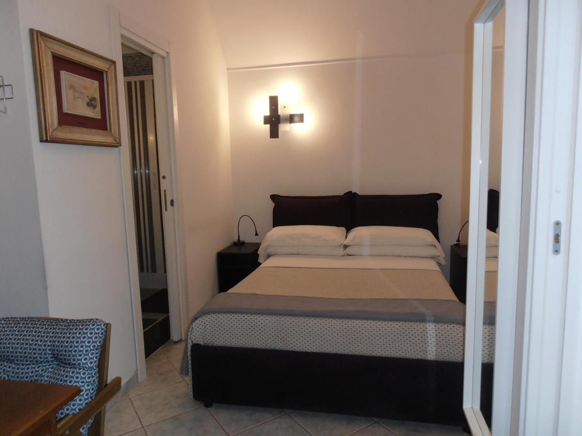 La Residenza Napoli Chiaia Short Let Apartment Superior Via Chiaia 82 Buitenkant foto
