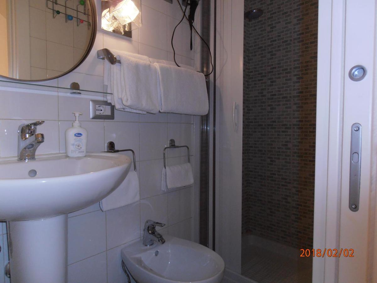 La Residenza Napoli Chiaia Short Let Apartment Superior Via Chiaia 82 Buitenkant foto