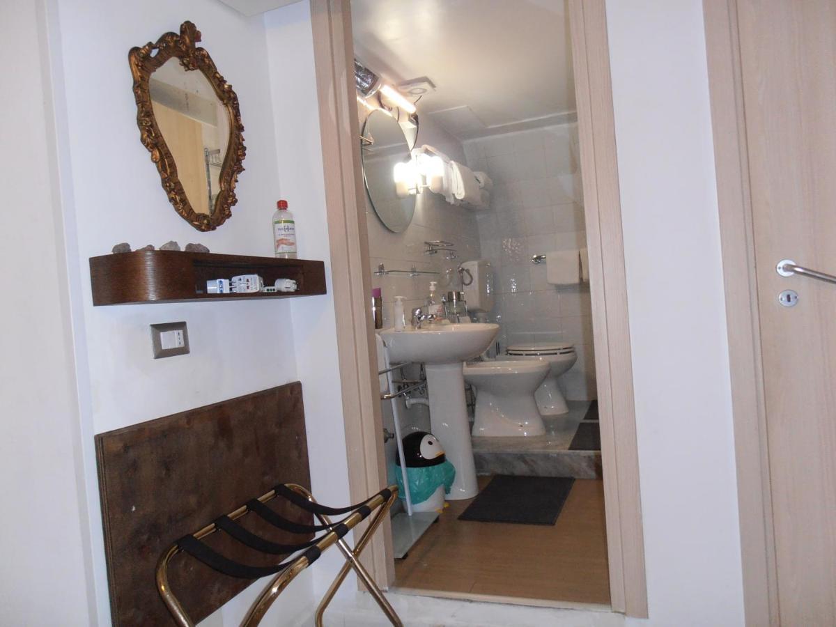 La Residenza Napoli Chiaia Short Let Apartment Superior Via Chiaia 82 Buitenkant foto
