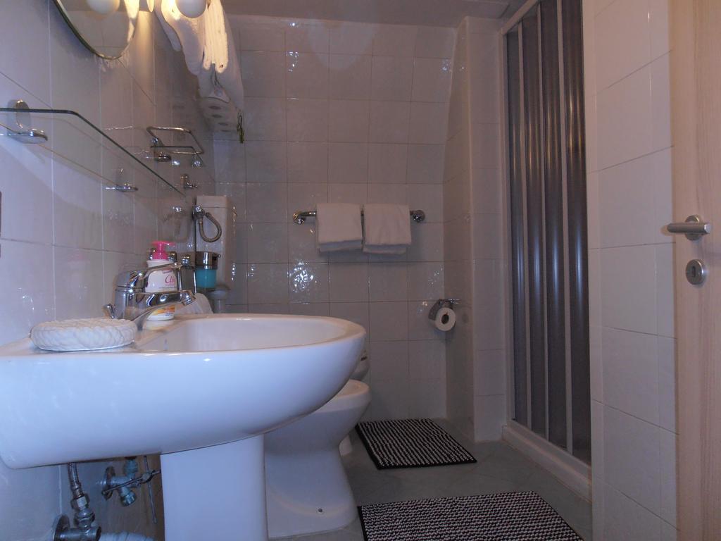 La Residenza Napoli Chiaia Short Let Apartment Superior Via Chiaia 82 Buitenkant foto