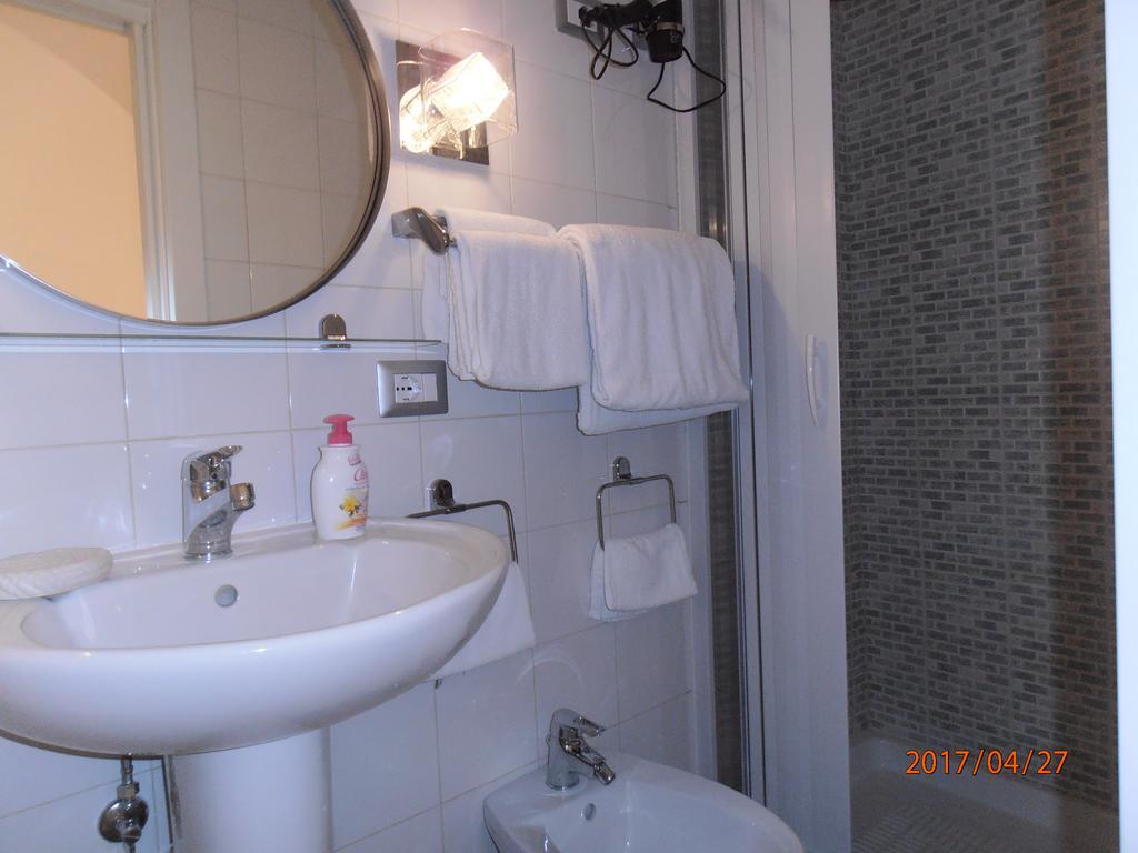 La Residenza Napoli Chiaia Short Let Apartment Superior Via Chiaia 82 Buitenkant foto