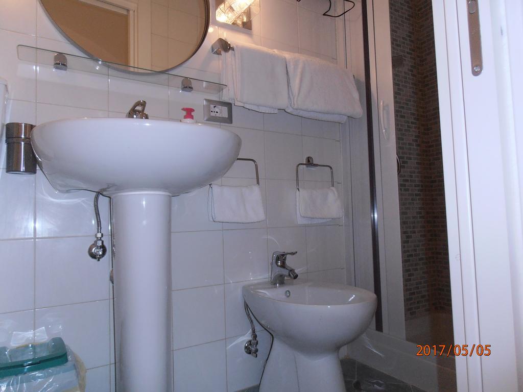 La Residenza Napoli Chiaia Short Let Apartment Superior Via Chiaia 82 Buitenkant foto