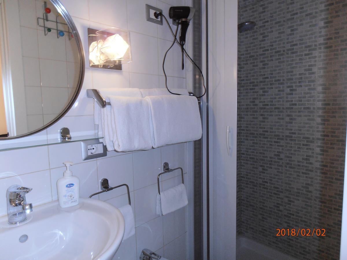 La Residenza Napoli Chiaia Short Let Apartment Superior Via Chiaia 82 Buitenkant foto