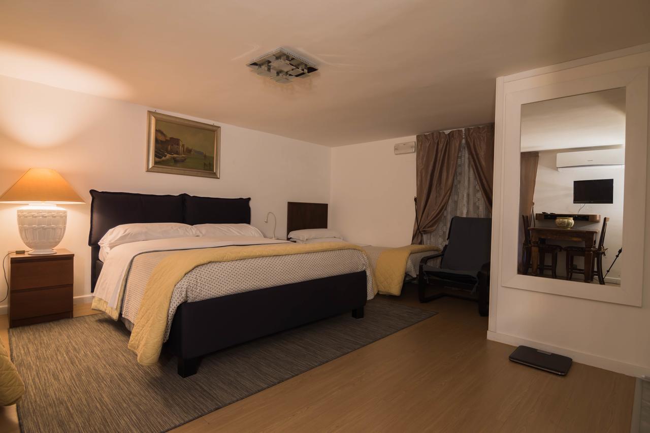 La Residenza Napoli Chiaia Short Let Apartment Superior Via Chiaia 82 Buitenkant foto